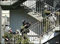 soldados israelenses invadem casa de atacante suicida