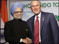 मनमोहन सिंह और जॉर्ज बुश (फ़ाइल फ़ोटो)