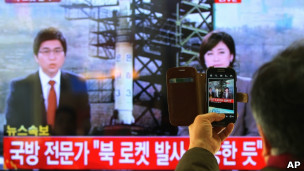 韓國首爾火車站民眾拍下電視播報朝鮮發射火箭的畫面(12/12/2012)