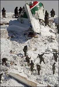 Equipes de resgate acham escombros do avião