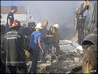 Equipes de resgate vasculham entulhos