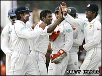 खुशी मनाते श्रीलंका के खिलाड़ी