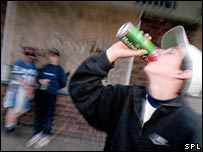 adolescente bebendo cerveja