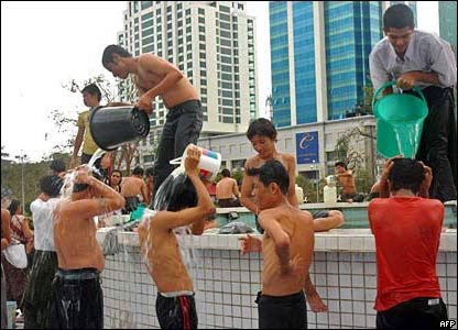 Các thanh niên tắm rửa tại một bồn phun nước ở Rangoon