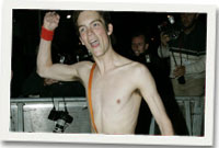 Glyn yn mynd i mewn i dy Big Brother