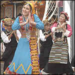 Kareena practising her dance steps with the local dancers