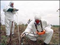 Técnicos medem radiação em Chernobyl