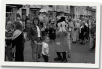 Y dyrfa yn disgwyl yn eiddgar i'r cerddwyr ddod i'r golwg yn Llanbed