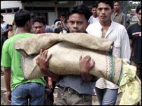 MulhIndonésio carrega o corpo do seu irmão mais novo, morto no maremoto