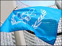 پرچم آژانس بين المللی انرژی اتمی در مقابل مقر آن در وين