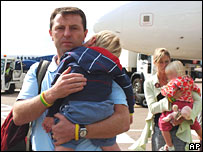 Kate e Gerry McCann chegando à Grã-Bretanha