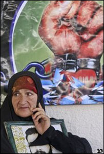 Palestina em frente a pôster sobre prisioneiros