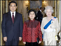 Nữ Hoàng Anh Elizabeth II chụp hình cùng ông Hồ Cẩm Đào và phu nhân Lưu Vĩnh Thanh