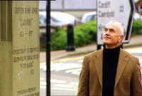 Gareth Williams a cherflun o Caradog yn Aberdâr