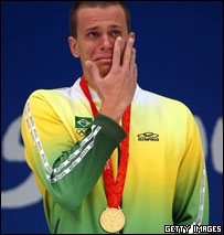 César Cielo chora no pódio ao ouvir o hino nacional brasileiro