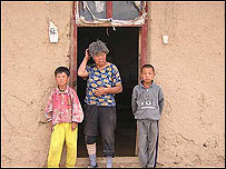 Qin Guiying e seus netos