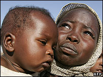 Một phụ nữ Sudan và con phải rời bỏ nhà cửa