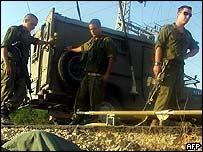 نيروهای اسرائيلی در کنار جنازه پيکارجوی فلسطينی در الی ساينای