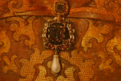 Image: a detail of the portrait of Mary I showing the La Peregrina pearl