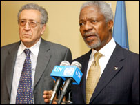 Lahdar Brahimi (sağda) ve Kofi Annan