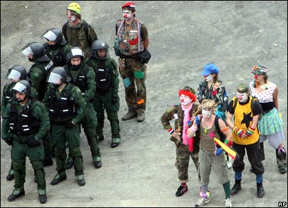 Những người biểu tình đứng gần nơi có các cảnh sát chống bạo động