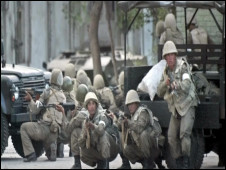 نمایی از فیلم "آنسوی آیینه - قتل عام اندیجان"