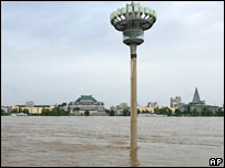 Một cột đèn bên bờ sông bị lụt Taedong-gang, ảnh của Tân Hoa Xã cung cấp cho AP