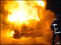 آتش نشان ها در مجاورت شهر بوردو يک کاميون به آتش کشيده شده را خاموش می کنند