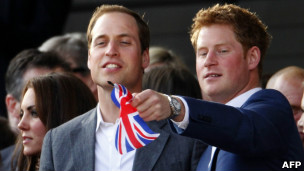 William e Harry (com Kate ao fundo, à esq) durante concerto em Londres pelo Jubileu de Diamante da rainha