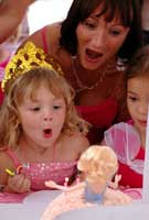 Chwythu'r canhwyllau - gyda mam yn y cefndir