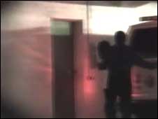 Cena de video forjado mostrando Michael Jackson vivo