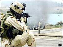 Soldado americano em estrada no caminho para Falluja