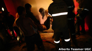 Imagem de internauta mostra vítima sendo atendida na boate de Santa Maria