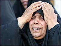 زن شيعه عراقی هنگام عزاداری محرم