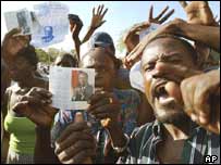 Simpatizantes de Aristide se reuniram do lado de fora do Palácio Presidencial em Porto Príncipe