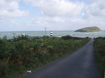 Ynys Seiriol a goleudy Penmon