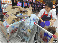 Leite sendo recolhido nas prateleiras