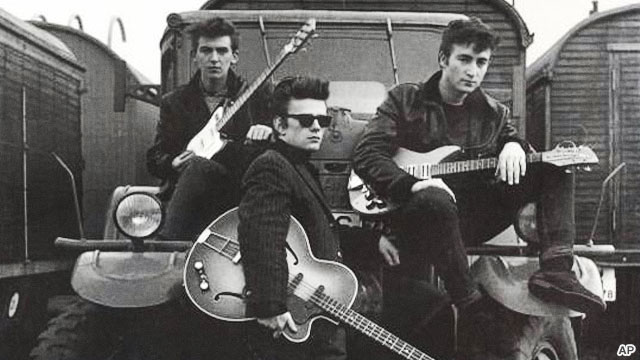 George Harrison, Stuart Sutcliffe e John Lennon.