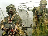 Soldados nigerianos desembarcam em Monróvia