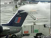Avião sendo 'descongelado' no aeroporto O'Hare em Chicago