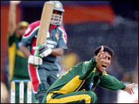 शब्बीर अहमद ने तीन विकेट लिए