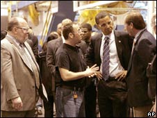 Ông Obama (thứ hai từ phải sang) tiếp xúc với giới công nhân ngành xe hơi