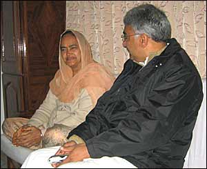 विनोद बेनीवाल अपनी माँ विद्या बेनीवाल के साथ