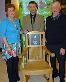 Bethan Jones Parry gydag Aled Siôn o'r Urdd a'r crefftwr Llewelyn Jones gyda chadair yr eisteddfod