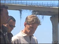 يان اگلاند در کنار يک پل ويران شده در لبنان