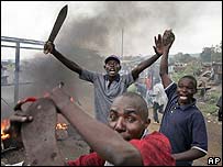 Vài trong số những người tham giao bạo loạn ở Kisumu