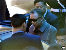 Человек, похожий на Ким Чен Ира, садится в лимузин