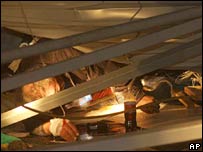 Vítima do acidente sendo levada ao hospital