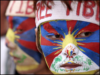 Một người biểu tình Tây Tạng ở nước ngoài ủng hộ nổi dậy trong nước