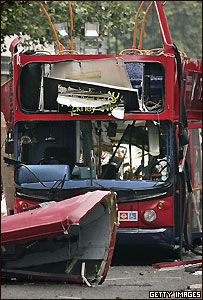 सात जुलाई 2005 को लंदन में बम धमाकों से क्षतिग्रस्त एक बस